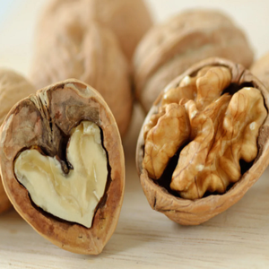 Nueces sin cáscara listas para exportación, envasadas con cuidado en cajas resistentes a la humedad, para importadores mayoristas que buscan un suministro auténtico de frutos secos. - Product Image 1