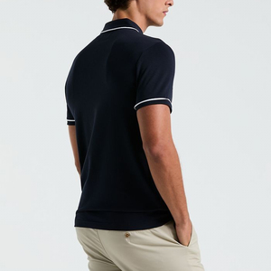 เสื้อยืดแขนสั้นสีน้ำเงินกรมท่าสำหรับผู้ชาย ยี่ห้อ YOURBRAND บริการ OEM ระบายอากาศได้ดี สวมใส่สบาย ทรงปกติ มีกระเป๋าหน้า - Product Image 2