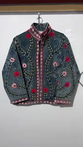 Veste d'hiver pour femme en velours gris anthracite brodée à la main, col mandarin, manches longues, style bohème chic, idéale pour les festivals - Product Image 6