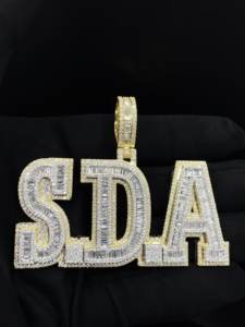 Pendentif Couronne Éternelle Unisexe Plaqué Argent Style Hip Hop avec Diamants CZ Effet Glacé de Qualité Supérieure The Ice Legacy - Product Image 5