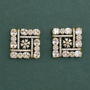 Pendientes de latón hechos a mano Kanhai Jewels con circonita talla princesa y baño de mehndi para aniversario de mujer 444007 - Product Image 2