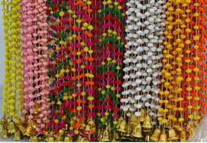 Toran suspendu à la porte avec pompons artificiels et perles dorées pour la décoration de la maison, artisanat indien traditionnel, décoration murale festive - Product Image 3