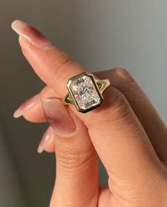 Anillo de compromiso de diamante cultivado en laboratorio con corte radiante delicado, engaste de bisel, tallo dividido, oro macizo de 14K, anillo solitario de promesa de boda - Product Image 1