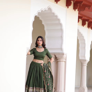Conjunto de Lehenga de Seda Vichitra Pura con Bordado Pesado de Lentejuelas y Hilos, Traje de Fiesta con Bordado Pesado de Lentejuelas y Hilos - Product Image 1