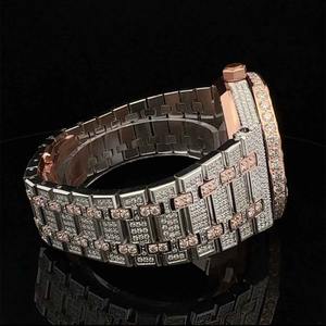 Montre en acier inoxydable de qualité supérieure, plaquée or rose, sertie de diamants Moissanite VVS, style Hip Hop Antique Premium, disponible à la vente - Product Image 3