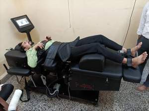 Table de décompression électrique hautement fonctionnelle en acier inoxydable de qualité supérieure pour thérapie vertébrale médicale – Vente directe usine - Product Image 5