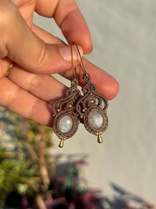 Boucles d'oreilles en macramé faites à la main avec pierre de lune, style bohème, pierres précieuses, cordon marron, bijoux de guérison, cadeau pour femme - Product Image 4