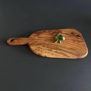 Planche à découper artisanale en bois de manguier avec finition rustique et poignée robuste pour une utilisation quotidienne durable en cuisine et pour la préparation des aliments. - Product Image 5
