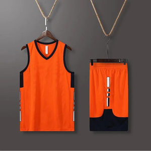 Uniforme de basketball pour hommes à manches courtes, construction robuste avec coutures renforcées, empiècements en mesh pour une meilleure circulation de l'air et une mobilité accrue, options personnalisables - Product Image 4