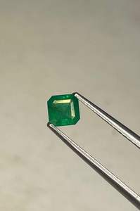 ESMERALDA NATURAL SUELTA DE 0.30 CT CON CORTES DE OCHO ÁNGULOS. HERMOSA ESMERALDA PARA JOYERÍA. - Product Image 3