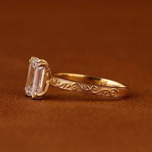 Bague de fiançailles en or jaune avec diamant taille émeraude, sertie de griffes, solitaire classique, bijoux pour femme - Product Image 3