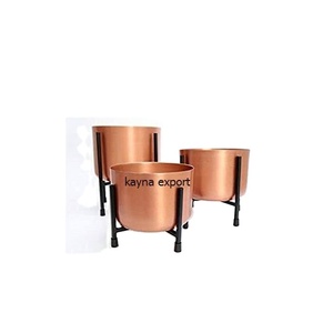 Jardinière décorative en métal couleur cuivre avec support noir Jardinière de décoration intérieure et extérieure Jardinière de fournitures de jardin - Product Image 1