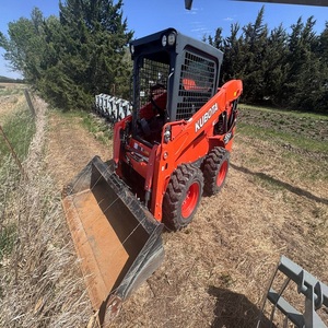 Chargeuse compacte Kubota SSV65, mini-chargeuse sur pneus diesel à moment de charge élevé, équipement de construction compact avec godet - Product Image 1