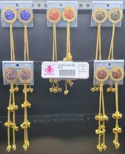 Boucles d'oreilles clous dorées à motifs floraux avec pierres colorées et longues chaînes ornées de clochettes, imitation ethnique traditionnelle et festive. - Product Image 3
