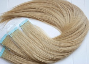Extensions de cheveux naturels indiens vierges Remy blonds bouclés avec bandes adhésives, pointes épaisses et volumineuses - Product Image 5
