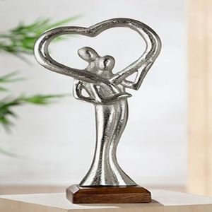 Escultura de aluminio fundido a mano que explora la calma estructural, el peso equilibrado y la intensidad silenciosa de la forma moderna. - Product Image 3