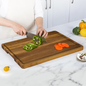 Planche à découper en teck en gros, grande planche à découper en bois avec rainure pour les jus et poignées, du Vietnam - Product Image 2