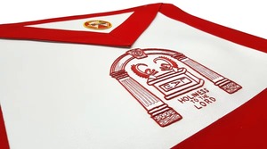 Delantal Masónico Rojo de Alta Costura para Capítulo del Arco Real, Hecho a Mano, Ligero, con Trenzas de Terciopelo de Lujo y Tejido de Alta Gama - Product Image 2