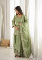 Ensemble de trois pièces festif pour femme en soie romaine de qualité supérieure, comprenant Kurta Farshi Salwar et Dupatta brodée de sequins avec bordure en dentelle cousue