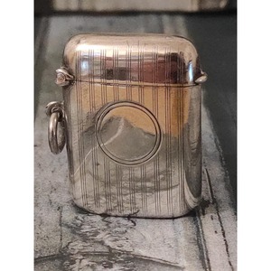 Boîte d'allumettes vintage en aluminium argenté avec logo gravé, durable pour usage domestique - Product Image 5