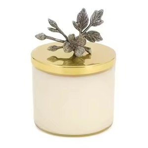 Vela Aromática de Soja Golden Sunflower de 3 Mechas en Frasco de Vidrio Grande con Tapa Plateada y Adorno Floral - Product Image 2