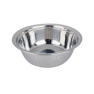 Coladores de acero inoxidable plateado de alta calidad, ideales tanto para cocinas domésticas como para entornos comerciales de servicio de alimentos. - Product Image 1