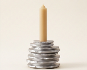 Candelabro de Metal con Acabado Plateado Cepillado Contemporáneo, Pieza de Arte Escultural con Discos de Piedra Apilados para Decoración de Interiores de Lujo - Product Image 4