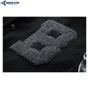 Veste varsity noire pour homme, manches en cuir PU, patch logo B embossé, style preppy, vêtement d'automne - Product Image 3