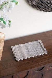 Plateau de service rectangulaire de luxe en marbre blanc pour la restauration en gros, avec poignée élégante en forme de plume, idéal pour hôtels et restaurants - Product Image 4