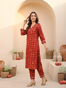 Ensemble Kurta et pantalon en soie Delta imprimée rouge pour femme, col en V, manches 3/4, bordure en dentelle contrastante |   Vêtements ethniques traditionnels indiens | - Product Image 4