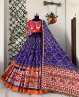Ensemble Lehenga Choli en coton mousseline avec imprimé numérique et dupatta orné de miroirs, idéal pour les festivals de Navratri, les mariages et les fêtes.