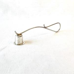 Apagavelas de metal pulido a mano para accesorios de velas de alta gama y mercados de decoración del hogar - Product Image 1