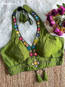 เสื้อผ้าแฟชั่นผู้หญิงสไตล์โมเดิร์น ผ้าไหมโรมัน ตกแต่งด้วยด้ายหลายเส้น กระจก และงาน Kodi แบบไร้สายรัดไหล่ พร้อมเชือกผูกด้านหลังและดีไซน์หลังเสื้อแบบแฟนซี - Product Image 6