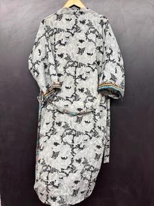 Écharpe en soie Sari à motif floral |   Robe kimono en crêpe de soie faite à la main pour femme, col en V, longueur intégrale, taille élastique sur le devant |   Luxe vintage - Product Image 6