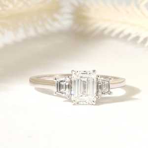 Anillo de Compromiso con Diamante Cultivado en Laboratorio, Corte Esmeralda de 1.35 CT, Certificado IGI, Anillo de Boda de Platino con 3 Piedras, Oro Sólido de 14K, Anillo de Diamantes Artístico - Product Image 2
