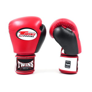 ถุงมือชกมวยคู่แฝด รุ่นพรีเมียม สีแดงและดำ สายรัดปรับได้ โลโก้สั่งทำได้ หนังแท้ สำหรับฝึกซ้อมและแข่งขัน - Product Image 2