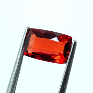 พลอยเบริลสีแดงธรรมชาติ 1.50 กะรัต รูปทรงคุชชั่น เจียระไนเหลี่ยมเพชร สำหรับทำเครื่องประดับต่างหู ขนาด 9x6x3.5 มม. HAYAAT GEMS - Product Image 4