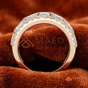 Anillo de compromiso y aniversario de moissanita de lujo con tres filas de moissanita talla esmeralda y redonda en oro rosa para ella - Product Image 2