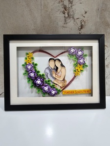Decoración de quilling inspirada en parejas románticas, hecha a mano con detalles artísticos para regalos, decoración y momentos especiales. - Product Image 3