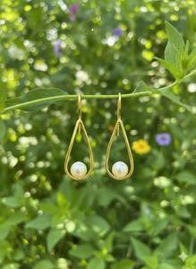 Boucles d'oreilles pendantes minimalistes modernes en argent sterling 925 plaqué or 14 carats avec perle, cadeau pour demoiselle d'honneur - Product Image 3