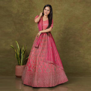 Lehenga Choli de Tela Fandy |   Obra de arte elaborada con lentejuelas y hilo |   Borde festoneado grande |   Dupatta coordinada para ropa festiva de alta calidad - Product Image 3