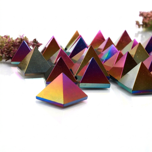 Pyramide en obsidienne noire, bijou en pierre précieuse avec 7 chakras, objet d'art énergétique de collection - Product Image 1