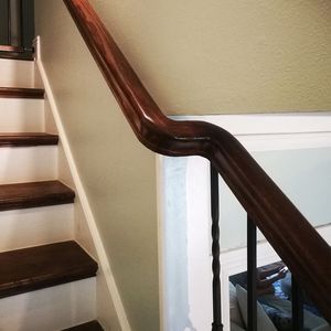 Barandilla Moderna de Roble Rojo y Caucho para Escaleras, Diseño con Desplazamiento a la Izquierda, para Interiores y Decoración del Hogar - Product Image 5