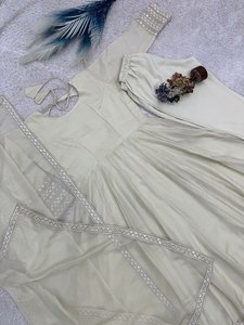 Magnifique ensemble Salwar Kameez multicolore à col rond avec broderies fantaisie et dupatta pour mariée, idéal pour les fêtes. - Product Image 6