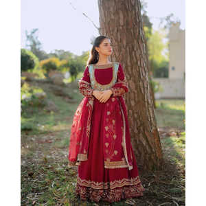 Robe de soirée de créateur Robe brodée à paillettes - Product Image 4