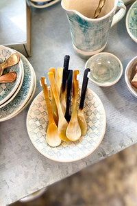 Cuchara de Cuerno de Búfalo Natural Hecha a Mano y Pulida, Perfecta para Servir Especias, Condimentos o para Uso Decorativo en la Mesa, Alta Calidad - Product Image 4