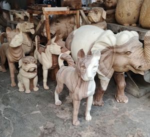 Estatua de perro y elefante de madera de suar para decoración del hogar. Decoración navideña hecha a mano de Java Central, Indonesia - Product Image 1