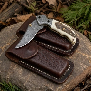 Cuchillo plegable de acero de Damasco con mango de estagio y funda de cuero para bushcrafting - Product Image 1