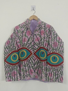 Veste Suzani Kantha en coton respirant faite à la main, style bohème, motif floral, rose, pour femme, avec broderie et motif œil, ouverte sur le devant, du Rajasthan - Product Image 4