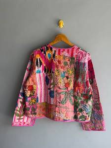 Chaqueta de algodón acolchada Kantha con estampado floral rosa, cárdigan reversible con patchwork y bolsillos para mujer, regalo para ella. - Product Image 6